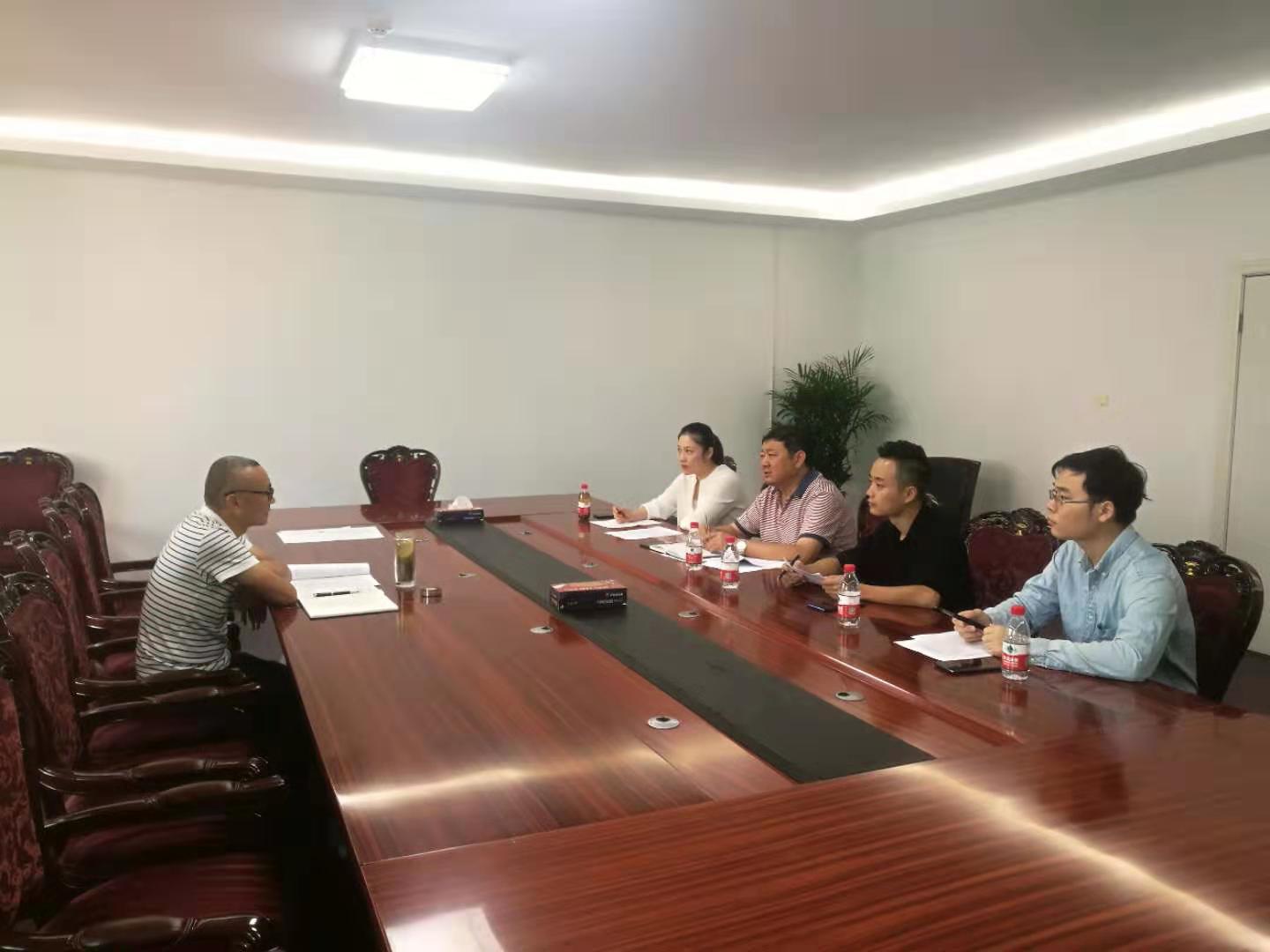 為盡快落實公租房運營管理購買服務，今天上午市安居公司總經理陶永午與中標單位建設銀行建信公司就合同簽訂、人員配備和介入管理事宜進行商談。.jpg